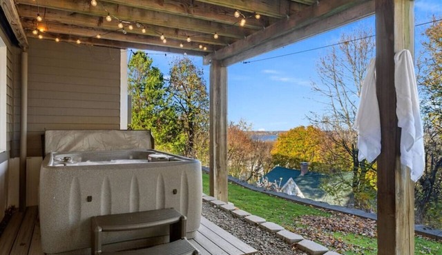 Secluded apartment with year-round, hot tub, close to everything!