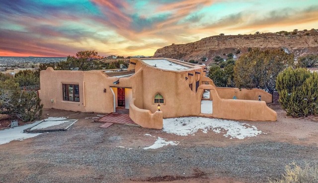 Secluded Artisan Adobe Retreat – Mountain Views & Endless Trails