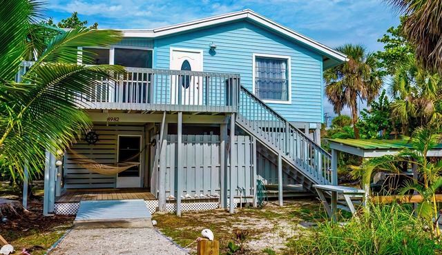 Secluded Beach House, steps to Sandy Beach on LGI with a shared dock!🏖️🎣