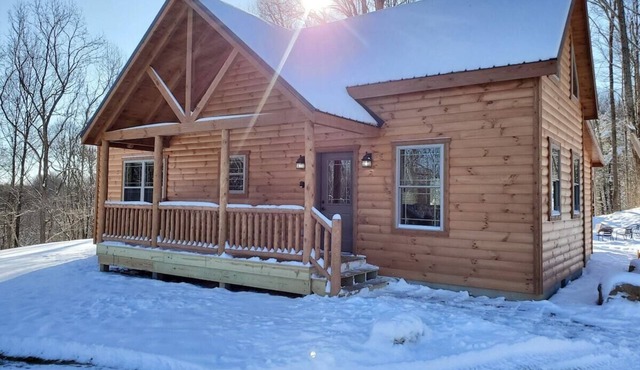 Secluded, beautiful cabin with hot tub and fire pit in heart of Hocking Valley!