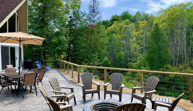 Secluded Betsie River Cabin 3bd+2ba+Loft by Crystal Mtn,8acres,Porch,Fireplace!