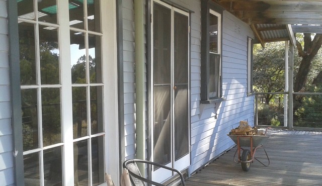 Secluded boutique retro 3 bedroom farmhouse. Peace and country tranquility.