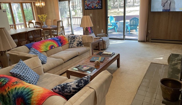 Secluded & Bright country house close to lakes & Bethel Woods/Woodstock grounds