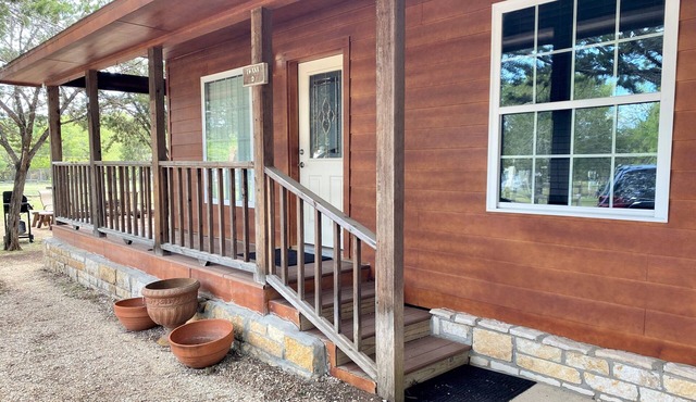 Secluded Brown House, 3BR/2BA, Porch, Grill, Sleeps 10