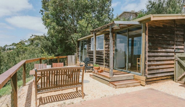 Secluded bush get away in Geelong - only a short drive to CBD and beaches.