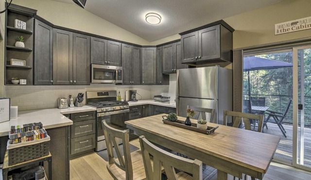 Secluded Butte Meadows Cabin w/Deck & Grill!
