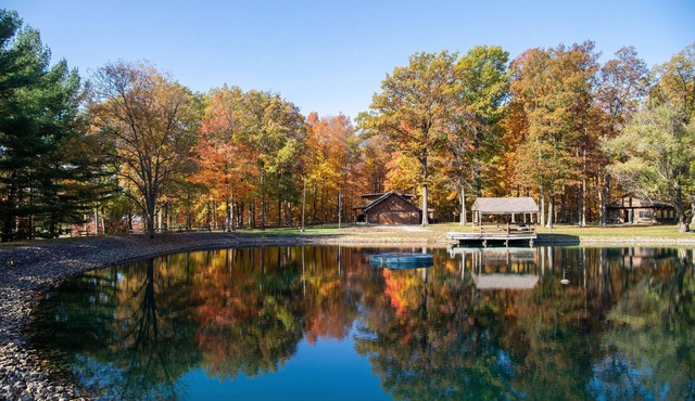 Secluded Cabin, 10 acres, Hot tub, fire pit, pond