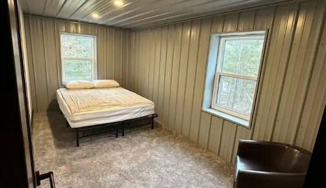 Secluded Cabin-40 acres & trails