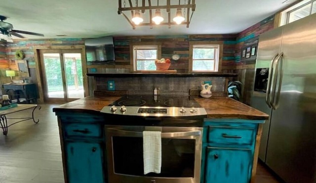 Secluded cabin adjoins Mark Twain National Forest