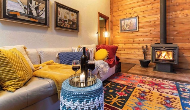 Secluded Cabin. Art. Fast WiFi. Fireplace. New Kitchen