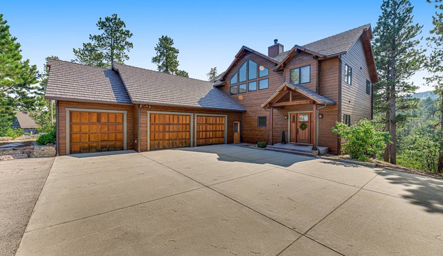Secluded cabin between Spearfish and Deadwood w/WiFi, hot tub, private decks