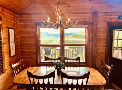 Secluded cabin, Breathtaking Blue Ridge Mountain views - game room!