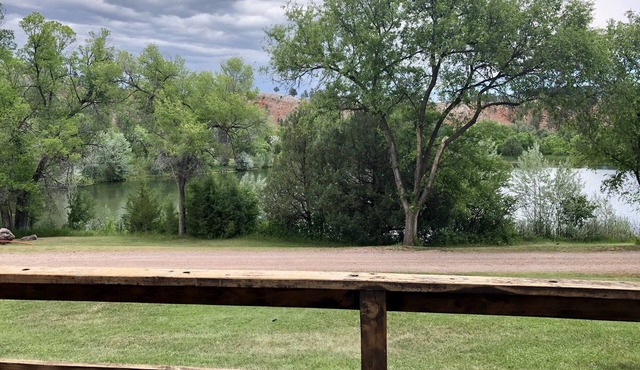 Secluded cabin by lake, pet friendly, quiet