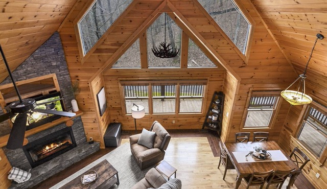 Secluded Cabin | Dog Friendly | Hot tub | Pool Table | 10min to BR