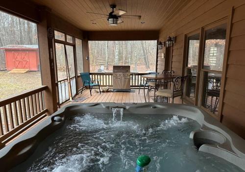 Secluded Cabin - Games, Fire Pit, Hot Tub, Pet OK