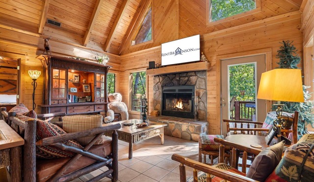 Secluded Cabin, HotTub, Jet Tub, Woods, Near Big Cedar & Shows-Firepit -Car Charger
