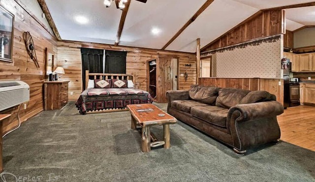 Secluded Cabin in the woods Wifi Jacuzzi Fireplace