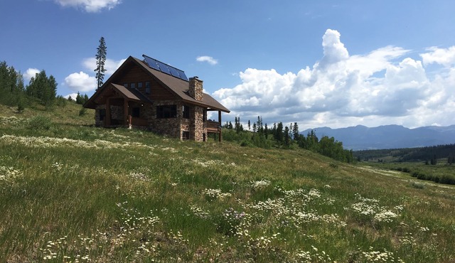 Secluded cabin in Fraser w/hot tub, views, 15 mins from Winter Park, sleeps 16.