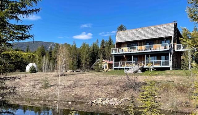 Secluded Cabin in Polebridge, Montana, with Fantastic Views of Glacier National Park - Dream Glamping Experience