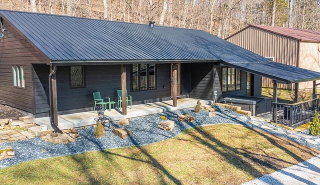 Secluded Cabin in the woods w/Hot tub & Fire Pit near French Lick, IN