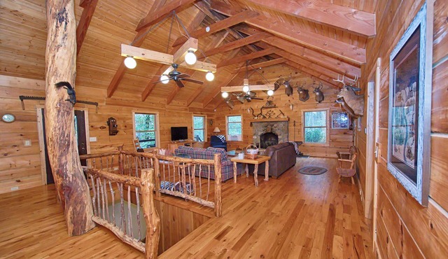 Secluded Cabin in Hocking Hills on 97 acres