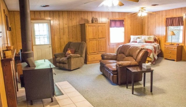 Secluded Cabin Near Starved Rock W/Whirlpool Tub