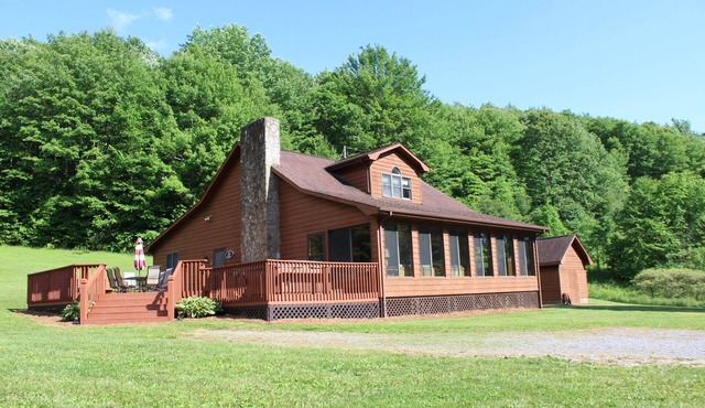 Secluded Cabin near VA Creeper Trail. WiFi-A/C-Hot Tub-Deck-Grill-Pond-Firepit!
