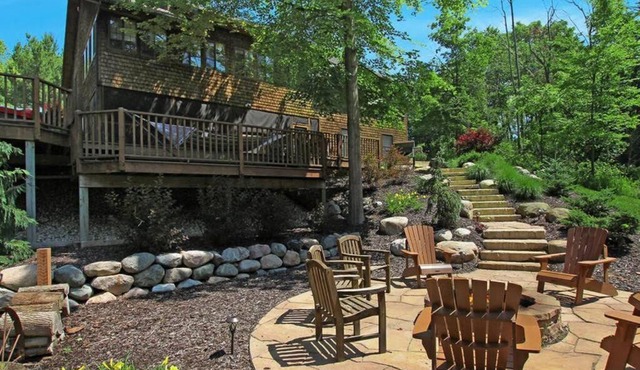 Secluded cabin on 10 acres - hot tub & game room!