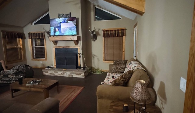 Secluded Cabin on 30 acres w 2 BR 2 baths