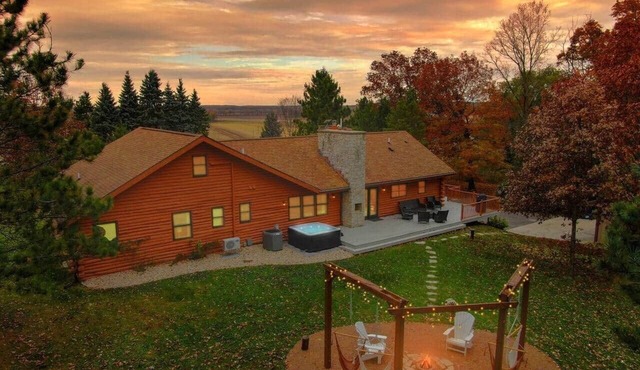 Secluded Cabin on 38 acres/Dells