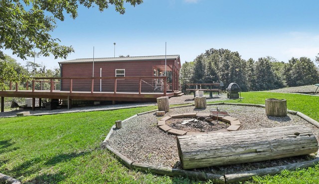 Secluded cabin on farmland with fire pit, pond, a/c & treehouse