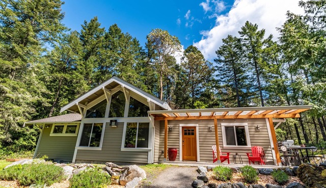 Secluded Cabin on 2 Acres in Roche Harbor area, King bed, Fire pit, Bikes, Pets