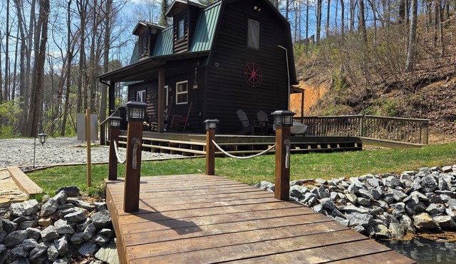 Secluded cabin perfect getaway for couples or ideal for small families!