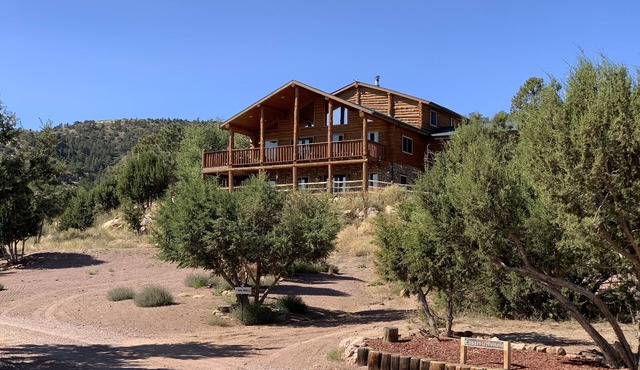 Secluded Cabin Retreat For The Whole Family Near Royal Gorge and Local Amenities