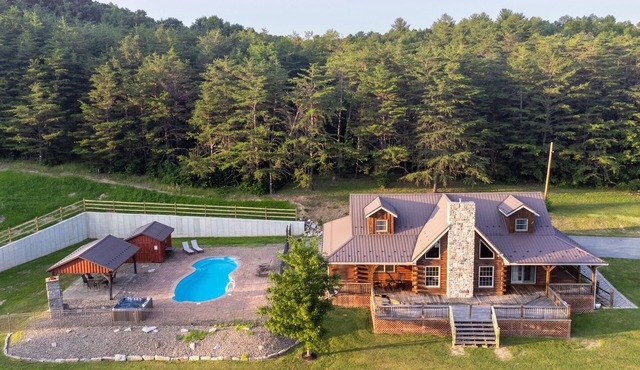 Secluded Cabin, Sleeps 20-Pickleball, Pool&Hot Tub