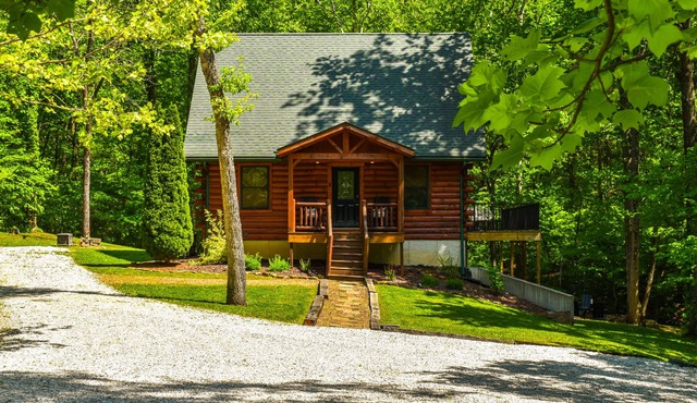 Secluded Cabin That Sleeps 12 with Loft Bunkhouse and Game Room