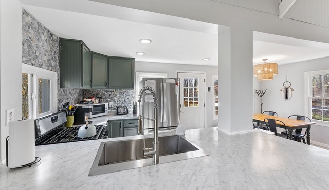 Secluded Cabin with Hot Tub and 10 Acres of Woods