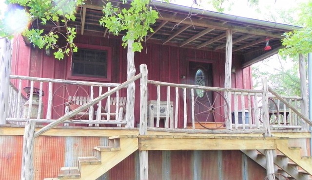 Secluded Cabin w/ outdoor shower, 17min FBG, Willow City Loop, Bell Mtn Winery