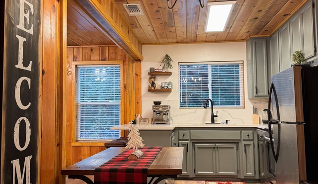 Secluded Cabin with Hot tub on spacious private lot