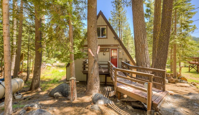 Secluded cabin with deck, WiFi, loft, W/D & gas fireplace - quiet location