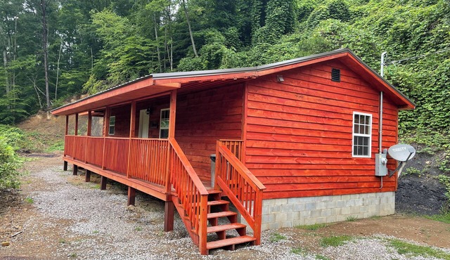 Secluded Cabin with a mountain view, hot tub, full kitchen, and living room.