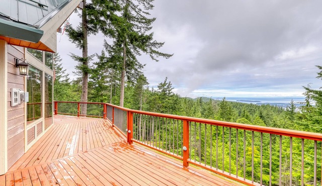 Secluded cabin with amazing water views, huge deck, fireplace, & jetted tub