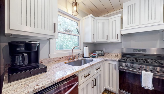 Secluded cabin with electric fireplaces, foosball table, deck, hot tub& firepit