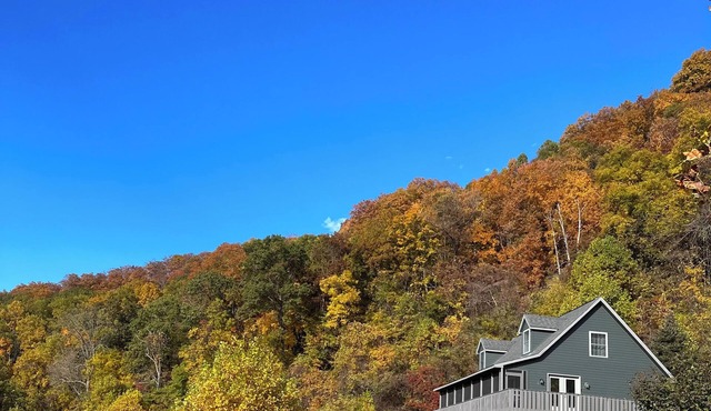 Secluded Cabin with Long Range Views just off Blue Ridge Parkway in Fancy Gap VA