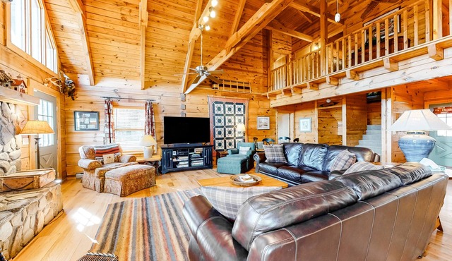 Secluded cabin with mountain views, fire pit & billiards