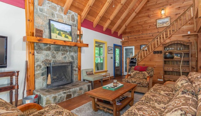 Secluded Cabin with Quality Furnishing + Hot Tub