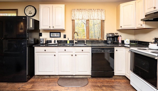 Secluded Cabin with walking trails & Hot Tub