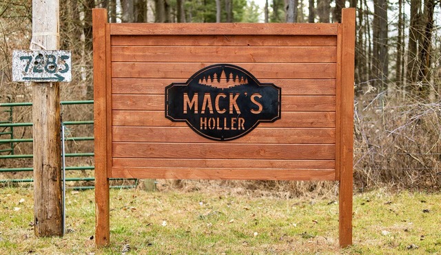 Secluded Cabins on Private Stocked Pond Hot Tub. Ping Pong. Arcade. Master Suite