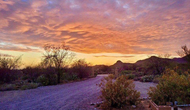 Secluded Casita w/King Bed + Mountain Views!