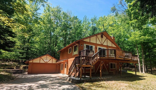 Secluded Chalet in Michaywe w/pool access. Golf + Ski/Snowmobile paradise.